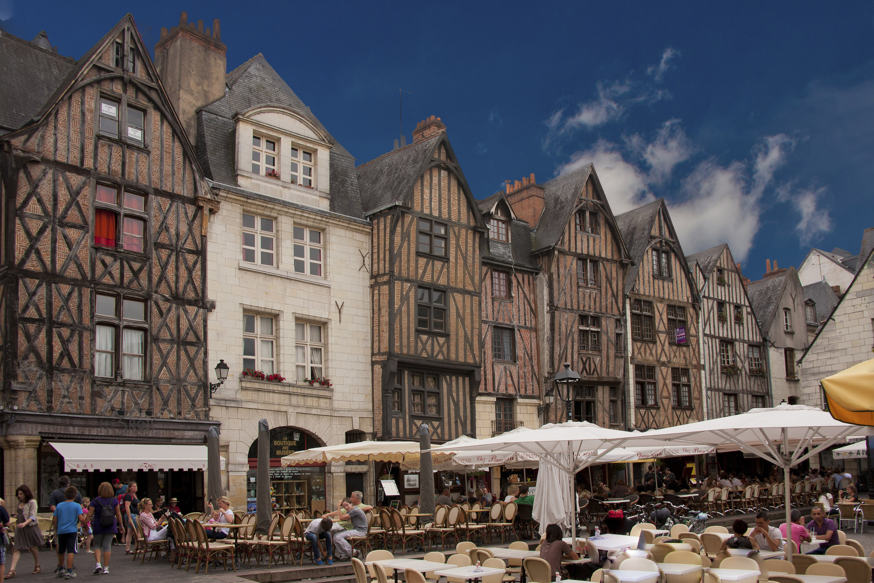 Street view of outdoor cafe in Tours